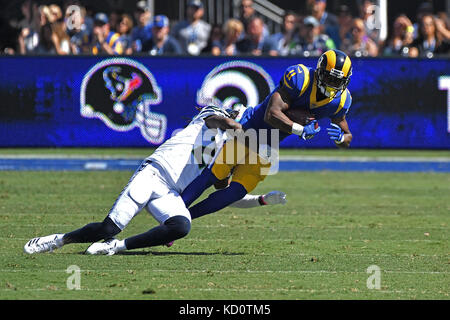 Los Angeles, CA, USA. 8. Oktober, 2017. Los Angeles Rams wide receiver Tavon Austin #11 die Fänge in Aktion in der ersten Hälfte während der NFL Football Spiel gegen die Seattle Seahawks im Los Angeles Memorial Coliseum Los Angeles, Kalifornien. Obligatorische Photo Credit: Louis Lopez/CSM/Alamy leben Nachrichten Stockfoto
