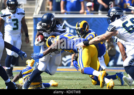 Los Angeles, CA, USA. 8. Oktober, 2017. Seattle Seahawks zurück läuft Eddie Lacy #27 läuft in Aktion in der ersten Hälfte während der NFL Football Spiel gegen die Seattle Seahawks im Los Angeles Memorial Coliseum Los Angeles, Kalifornien. Obligatorische Photo Credit: Louis Lopez/CSM/Alamy leben Nachrichten Stockfoto