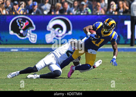 Los Angeles, CA, USA. 8. Oktober, 2017. Los Angeles Rams wide receiver Tavon Austin #11 die Fänge in Aktion in der ersten Hälfte während der NFL Football Spiel gegen die Seattle Seahawks im Los Angeles Memorial Coliseum Los Angeles, Kalifornien. Obligatorische Photo Credit: Louis Lopez/CSM/Alamy leben Nachrichten Stockfoto