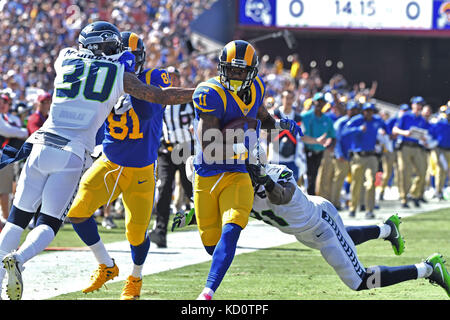 Los Angeles, CA, USA. 8. Oktober, 2017. Los Angeles Rams wide receiver Tavon Austin #11 läuft in für den Touchdown in Aktion im zweiten Quartal während der NFL Football Spiel gegen die Seattle Seahawks im Los Angeles Memorial Coliseum Los Angeles, Kalifornien. Obligatorische Photo Credit: Louis Lopez/CSM/Alamy leben Nachrichten Stockfoto