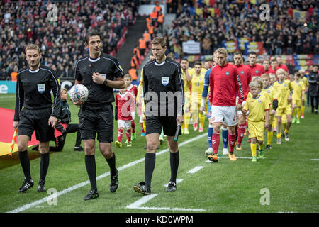 Kopenhagen, Dänemark. Oktober 2017. Der deutsche Schiedsrichter Deniz Aytekin tritt Telia Parken für die WM-Qualifikation zwischen Dänemark und Rumänien in Kopenhagen bei. Quelle: Gonzales Photo/Alamy Live News Stockfoto