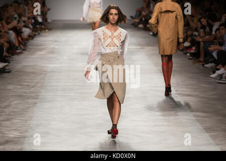 Lissabon, Portugal. 08 Okt, 2017. modalisboa-Luz (Lissabon fashion week), Filipe faisca präsentiert Frühjahr/Sommer 18 Kollektion Credit: Alexandre de Sousa/alamy leben Nachrichten Stockfoto