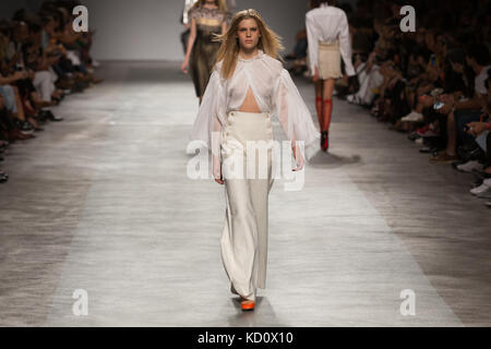 Lissabon, Portugal. 08 Okt, 2017. modalisboa-Luz (Lissabon fashion week), Filipe faisca präsentiert Frühjahr/Sommer 18 Kollektion Credit: Alexandre de Sousa/alamy leben Nachrichten Stockfoto