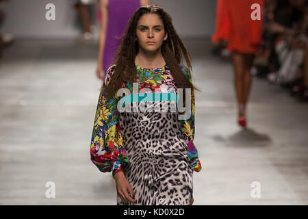 Lissabon, Portugal. 08 Okt, 2017. modalisboa-Luz (Lissabon fashion week), Filipe faisca präsentiert Frühjahr/Sommer 18 Kollektion Credit: Alexandre de Sousa/alamy leben Nachrichten Stockfoto