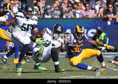 Los Angeles, CA, USA. 8. Oktober, 2017. Seattle Seahawks defensiver Sheldon Richardson #91 fängt den Pass für Los Angeles Rams laufen zurück Todd Gurley #30 in Aktion im dritten Quartal während der NFL Football Spiel gegen die Seattle Seahawks im Los Angeles Memorial Coliseum Los Angeles, Kalifornien bestimmt. Die Seattle Seahawks Niederlage der Los Angeles Rams 16-10. Obligatorische Photo Credit: Louis Lopez/CSM/Alamy leben Nachrichten Stockfoto