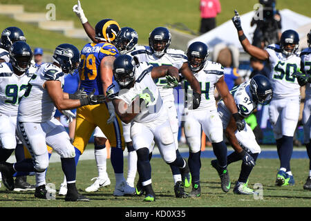 Los Angeles, CA, USA. 8. Oktober, 2017. Seattle Seahawks defensiver Sheldon Richardson #91 fängt den Pass für Los Angeles Rams laufen zurück Todd Gurley #30 in Aktion im dritten Quartal während der NFL Football Spiel gegen die Seattle Seahawks im Los Angeles Memorial Coliseum Los Angeles, Kalifornien bestimmt. Die Seattle Seahawks Niederlage der Los Angeles Rams 16-10. Obligatorische Photo Credit: Louis Lopez/CSM/Alamy leben Nachrichten Stockfoto