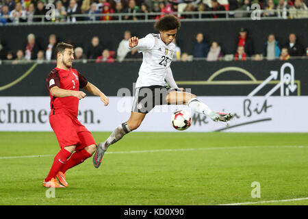 Kaiserslautern, Deutschland. Oktober 2017. Leroy Sane (R) von Deutschland schießt beim Spiel der Gruppe C der FIFA-Weltmeisterschaft 2018 zwischen Deutschland und Aserbaidschan im Fritz-Walter-Stadion in Kaiserslautern am 8. Oktober 2017. Deutschland gewann mit 5:1. Quelle: Ulrich Hufnagel/Xinhua/Alamy Live News Stockfoto