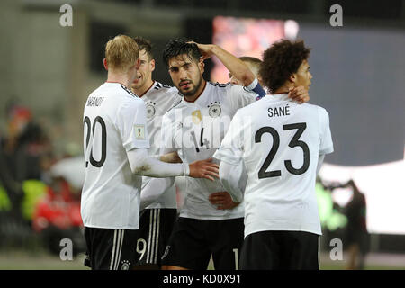 Kaiserslautern, Deutschland. Oktober 2017. Emre Can (C) feiert mit seinen Teamkollegen, nachdem er am 8. Oktober 2017 im Fritz-Walter-Stadion in Kaiserslautern beim Gruppenspiel der Qualifikation zur FIFA-Weltmeisterschaft 2018 in der Gruppe C zwischen Deutschland und Aserbaidschan einen Treffer erzielt hat. Deutschland gewann mit 5:1. Quelle: Ulrich Hufnagel/Xinhua/Alamy Live News Stockfoto