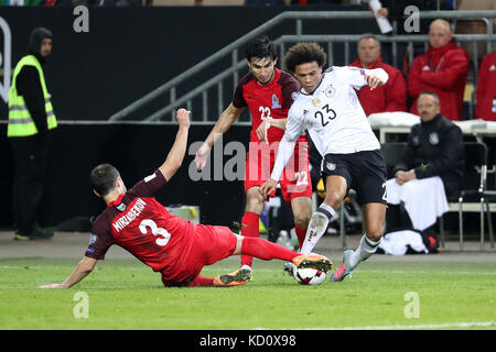 Kaiserslautern, Deutschland. Oktober 2017. Magomed Mirzabekov (L) von Aserbaidschan und Leroy Sane (R) von Deutschland kämpfen um den Ball während des Qualifikationsspiels der FIFA-Weltmeisterschaft 2018 Gruppe C zwischen Deutschland und Aserbaidschan im Fritz Walter Stadion in Kaiserslautern am 8. Oktober 2017. Deutschland gewann mit 5:1. Quelle: Ulrich Hufnagel/Xinhua/Alamy Live News Stockfoto