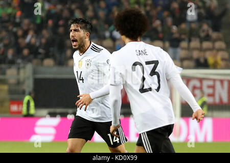 Kaiserslautern, Deutschland. Oktober 2017. Emre Can (L) von Deutschland feiert nach einem Treffer beim Spiel der Gruppe C der FIFA-WM 2018 zwischen Deutschland und Aserbaidschan im Fritz Walter Stadion in Kaiserslautern am 8. Oktober 2017. Deutschland gewann mit 5:1. Quelle: Ulrich Hufnagel/Xinhua/Alamy Live News Stockfoto