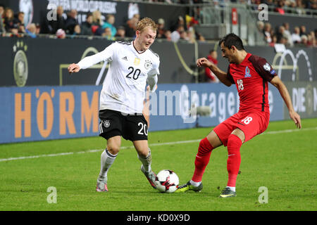 Kaiserslautern, Deutschland. Oktober 2017. Tamkin Khalilzade (R) aus Aserbaidschan und Julian Brandt aus Deutschland kämpfen am 8. Oktober 2017 im Fritz-Walter-Stadion in Kaiserslautern um den Ball beim Qualifikationsspiel der Gruppe C zur FIFA-Weltmeisterschaft 2018. Deutschland gewann mit 5:1. Quelle: Ulrich Hufnagel/Xinhua/Alamy Live News Stockfoto