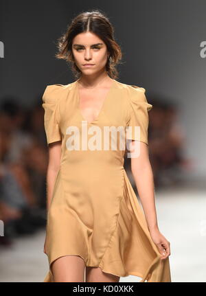 Lissabon, Portugal. Oktober 2017. Ein Model präsentiert eine Kreation des portugiesischen Designers Luis Carvalho während der Lissabon Fashion Week am 8. Oktober 2017 in Lissabon. Quelle: Zhang Liyun/Xinhua/Alamy Live News Stockfoto