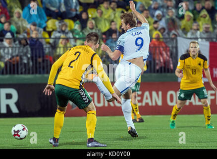 Vilnius, Litauen. Oktober 2017. Harry Kane (C) von England streitet mit Linas Klimavicius (L) von Litauen während des FIFA-WM-EM-Qualifikationsspiel der Gruppe F zwischen Litauen und England am 8. Oktober 2017 in Vilnius, Litauen. England gewann mit 1:0. Quelle: Alfredas Pliadis/Xinhua/Alamy Live News Stockfoto