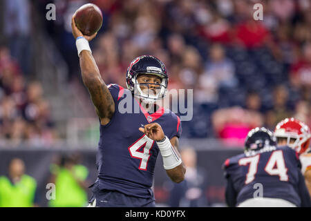 Houston, TX, USA. 8. Oktober, 2017. Houston Texans Quarterback Deshaun Watson (4) passt den Ball im 4. Quartal ein NFL Football Spiel zwischen der Houston Texans und die Kansas City Chiefs bei NRG Stadion in Houston, TX. Die Chiefs gewann das Spiel 42 bis 34. Trask Smith/CSM/Alamy leben Nachrichten Stockfoto