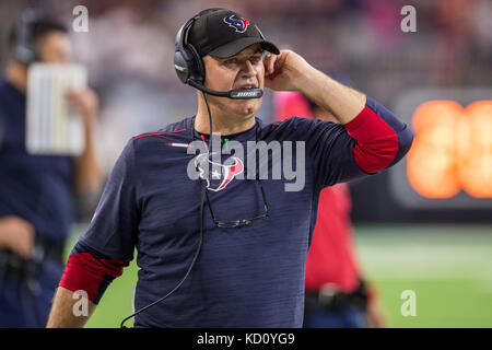 Houston, TX, USA. 8. Oktober, 2017. Houston Texans Head Coach Bill O'Brien im zweiten Quartal ein NFL Football Spiel zwischen der Houston Texans und die Kansas City Chiefs bei NRG Stadion in Houston, TX. Die Chiefs gewann das Spiel 42 bis 34. Trask Smith/CSM/Alamy leben Nachrichten Stockfoto