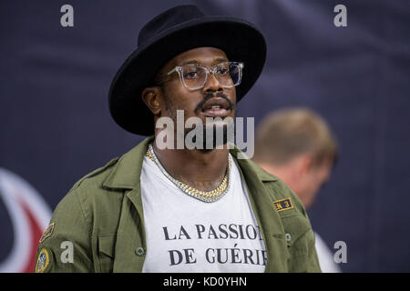 Houston, TX, USA. 8. Oktober, 2017. Denver Broncos defender Von Miller geht den Nebenerwerb vor einem NFL Football Spiel zwischen der Houston Texans und die Kansas City Chiefs bei NRG Stadion in Houston, TX. Die Chiefs gewann das Spiel 42 bis 34. Trask Smith/CSM/Alamy leben Nachrichten Stockfoto