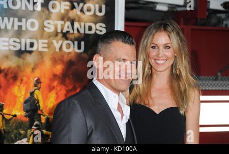 Los Angeles, CA, USA. Oktober 2017. Josh Brolin, Kathyrn Boyd at Arrivals for ONLY THE BRAVE Premiere, The Regency Village Theatre, Los Angeles, CA 8. Oktober 2017. Quelle: Elizabeth Goodenough/Everett Collection/Alamy Live News Stockfoto