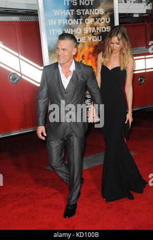 Los Angeles, CA, USA. Oktober 2017. Josh Brolin, Kathyrn Boyd at Arrivals for ONLY THE BRAVE Premiere, The Regency Village Theatre, Los Angeles, CA 8. Oktober 2017. Quelle: Elizabeth Goodenough/Everett Collection/Alamy Live News Stockfoto