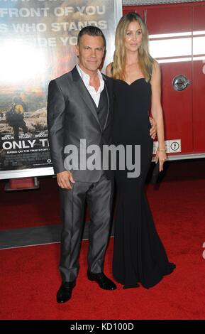 Los Angeles, CA, USA. Oktober 2017. Josh Brolin, Kathyrn Boyd at Arrivals for ONLY THE BRAVE Premiere, The Regency Village Theatre, Los Angeles, CA 8. Oktober 2017. Quelle: Elizabeth Goodenough/Everett Collection/Alamy Live News Stockfoto