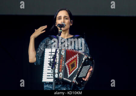 Mexiko-Stadt, Mexiko. Oktober 2017. Die mexikanische Sängerin Julieta Venegas tritt am 8. Oktober 2017 während des Konzerts „Estamos Unidos Mexicanos“ auf dem Zocalo Square in Mexiko-Stadt auf. Das Konzert wurde organisiert, um den Opfern der jüngsten Erdbeben in Mexiko zu helfen. Quelle: Francisco Canedo/Xinhua/Alamy Live News Stockfoto