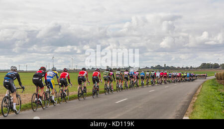 Le gault-saint-denis, Frankreich - Oktober 08, 2017: Das Peloton reiten auf einer Straße in der Ebene, in der Windmühlen in einem bewölkten Tag während der Paris-tours Straßen-Radrennen. Credit: Radu razvan/alamy leben Nachrichten Stockfoto