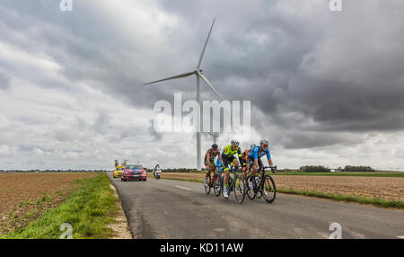 Le gault-saint-denis, Frankreich - Oktober 08, 2017: Die ABTRÜNNIGE reiten auf einer Straße in der Ebene, in der Windmühlen in einem bewölkten Tag während der Paris-tours Straßen-Radrennen. Credit: Radu razvan/alamy leben Nachrichten Stockfoto