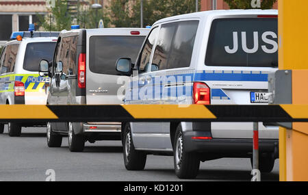 Halle/Saale, Deutschland, 09. Oktober 2017. Ehemaliger "Mister Germany", Adrian Ursache, wird am 09. Oktober 2017 von einem Polizeiauto in das Amtsgericht Halle/Saale begleitet. Die 42-jährige Ursache muss sich vor dem Bezirksgericht gegen die Anklage wegen versuchten Mordes fast 14 Monate nach einem Schießerei mit einem Sondereinsatzkommando während einer Zwangsräumung verteidigen. Ursache selbst wurde während des Feuertauschs schwer verletzt. Quelle: dpa Picture Alliance/Alamy Live News Stockfoto