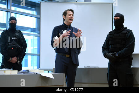 Halle/Saale, Deutschland, 09. Oktober 2017. Der ehemalige "Mister Germany", Adrian Ursache (C), sprach mit Journalisten vor Beginn seines Prozesses in einem Saal des Amtsgerichts Halle/Saale, Deutschland, 09. Oktober 2017. Die 42-jährige Ursache muss sich vor dem Bezirksgericht gegen die Anklage wegen versuchten Mordes fast 14 Monate nach einem Schießerei mit einem Sondereinsatzkommando während einer Zwangsräumung verteidigen. Ursache selbst wurde während des Feuertauschs schwer verletzt. Quelle: dpa Picture Alliance/Alamy Live News Stockfoto