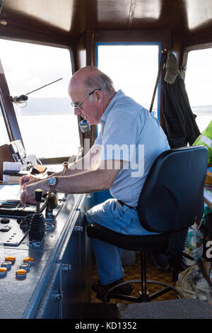 Kapitän der Valentia Island Car Ferry am Steuer Stockfoto