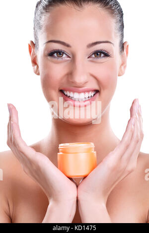 Lächelnde junge Frau mit gesunden Haut holding Creme Stockfoto