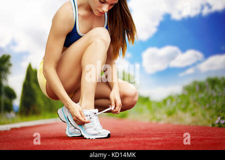 Athlet Mädchen, das versuchte Laufschuhe bereit für Joggen Stockfoto