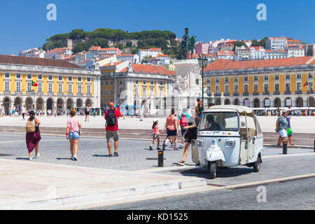 Lissabon, Portugal - 12. August 2017: Weiße tuk tuk Taxi steht auf Commerce Square in Lissabon. gewöhnliche Menschen und Touristen in der Nähe zu Fuß Stockfoto