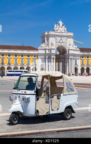 Lissabon, Portugal - 12. August 2017: Weiße tuk tuk Taxi mit Fahrer steht auf Commerce Square in Lissabon. Piaggio Ape dreirädrige leichte Nutzfahrzeuge Stockfoto