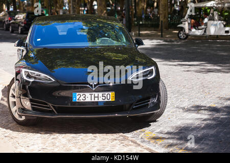 Lissabon, Portugal - 16. August 2017: schwarz Tesla Model S, full-size-Fünftürer, Luxus liftback, von Tesla Motors hergestellt Stockfoto