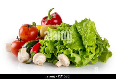 Frisches rohes Gemüse und Salat auf weißem Hintergrund Stockfoto