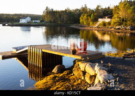 Rasen Stuhl auf Wharf, prospect Bay, Nova Scotia, Kanada Stockfoto