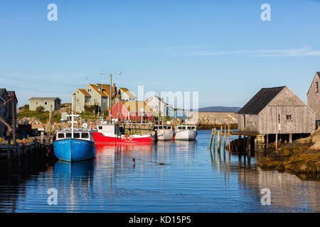 Fischerboote, die am Kai in Peggys Cove in Nova Scotia festgebunden sind Stockfoto