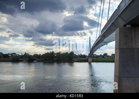 Saint irinej Brücke (die meisten svetog corring irineja) der Fluss Sava in Sremska Mitrovica (Serbien) während ein Ende der Nachmittag im Herbst übernommen. sremska mit Stockfoto