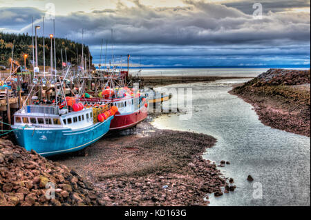 Fischerboote bei Ebbe, Bucht von Fundy, Alma, New Brunswick, Kanada Stockfoto