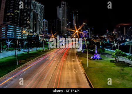 Traffic rush hour und Wolkenkratzer von Cinta Costera bayside Straße am Panama City gesehen Stockfoto