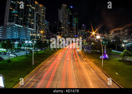 Traffic rush hour und Wolkenkratzer von Cinta Costera bayside Straße am Panama City gesehen Stockfoto