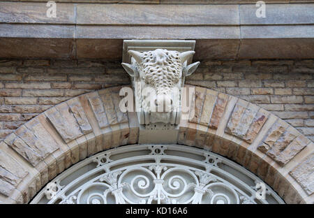 Architektonische Skulptur auf dem historischen Mackie Bürgermeister Fleischmarkt Gebäude in Manchester Stockfoto