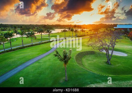 Luftaufnahme von tropischen Golfplatz bei Sonnenuntergang, Dominikanische Republik, Punta Cana Stockfoto