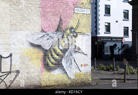 Mason Street mit symbolischen Arbeitsbiene Street Art im nördlichen Viertel von Manchester Stockfoto