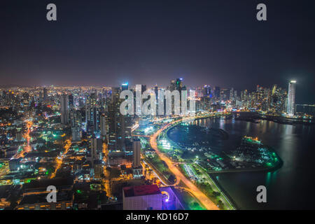 Das blaue Licht der Dämmerung leuchtet ein Block von Hochhäusern über den Streifen Rote Rücklichter des Schnellfahrens Autos auf Balboa Avenue in Panama City. Die stre Stockfoto