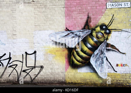 Mason Street mit symbolischen Arbeitsbiene Street Art im nördlichen Viertel von Manchester Stockfoto