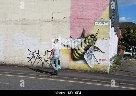 Mason Street mit symbolischen Arbeitsbiene Street Art im nördlichen Viertel von Manchester Stockfoto