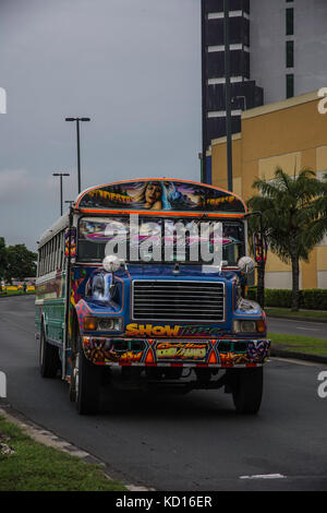 Süffisant, eingebildet, eitel, SNOOSTY. BUS RED DEVIL DIABLO ROJO BEMALTE BUS PANAMA CITY REPUBLIK PANAMA Stockfoto