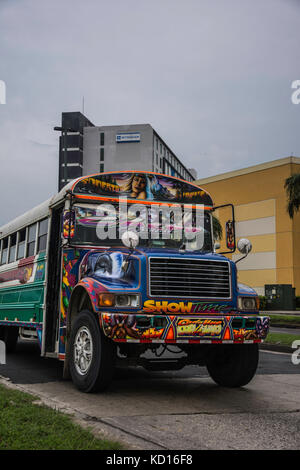 Süffisant, eingebildet, eitel, SNOOSTY. BUS RED DEVIL DIABLO ROJO BEMALTE BUS PANAMA CITY REPUBLIK PANAMA Stockfoto