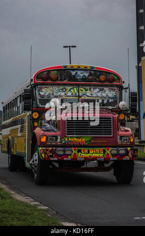 Süffisant, eingebildet, eitel, SNOOSTY. BUS RED DEVIL DIABLO ROJO BEMALTE BUS PANAMA CITY REPUBLIK PANAMA Stockfoto